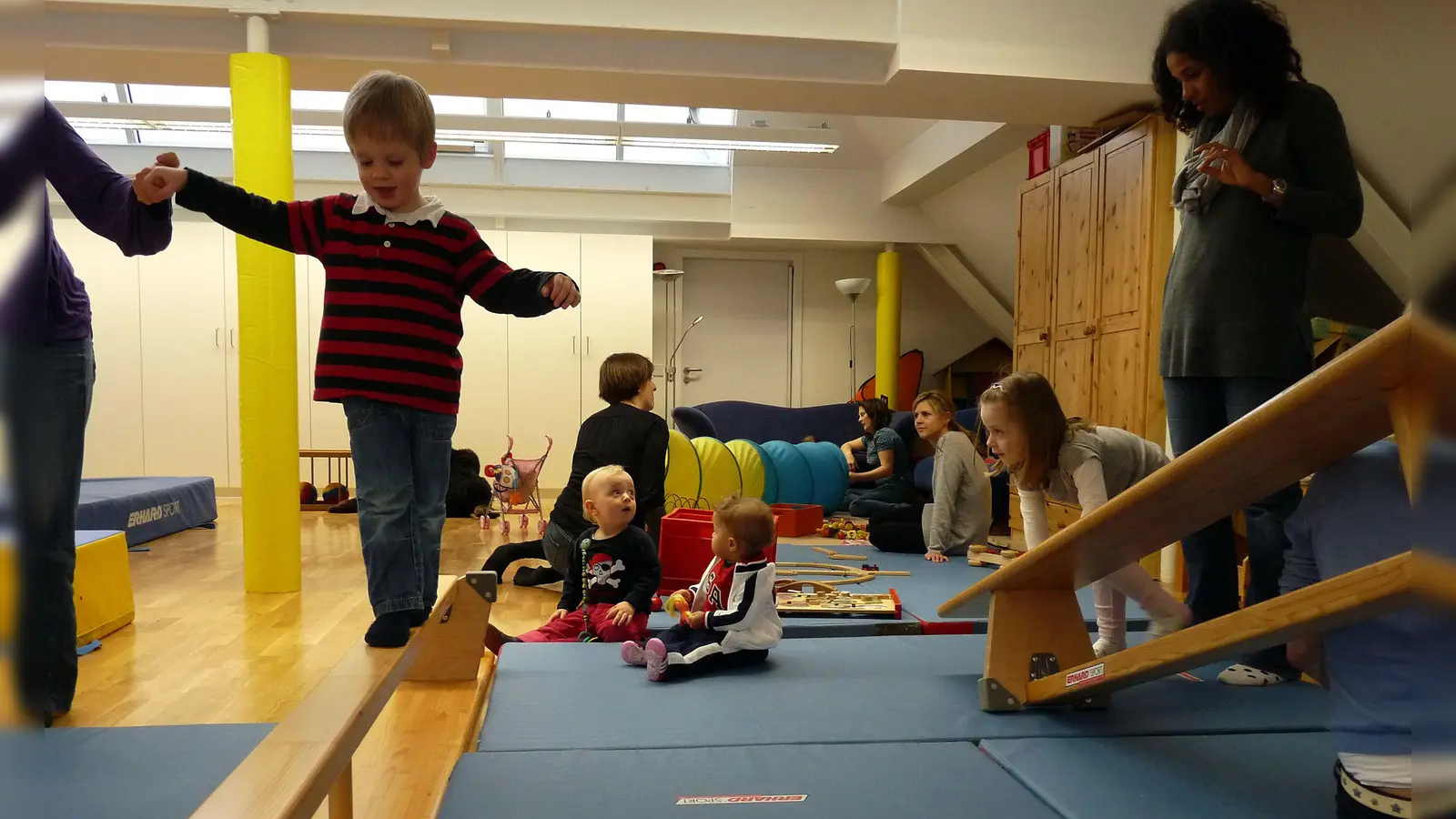 Balancieren oder durch die Röhre kriechen. Jede Menge Spaß auf dem Indoor-Spielplatz des Familienzentrums Trudering.  (Foto: VA)