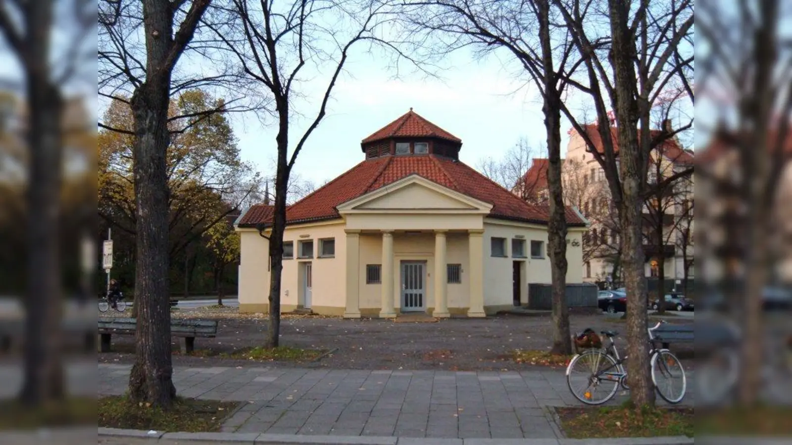 Neuklassizistischer Bau: die ehemalige Bedürfnisanstalt am Bavariaring (Foto: AH)