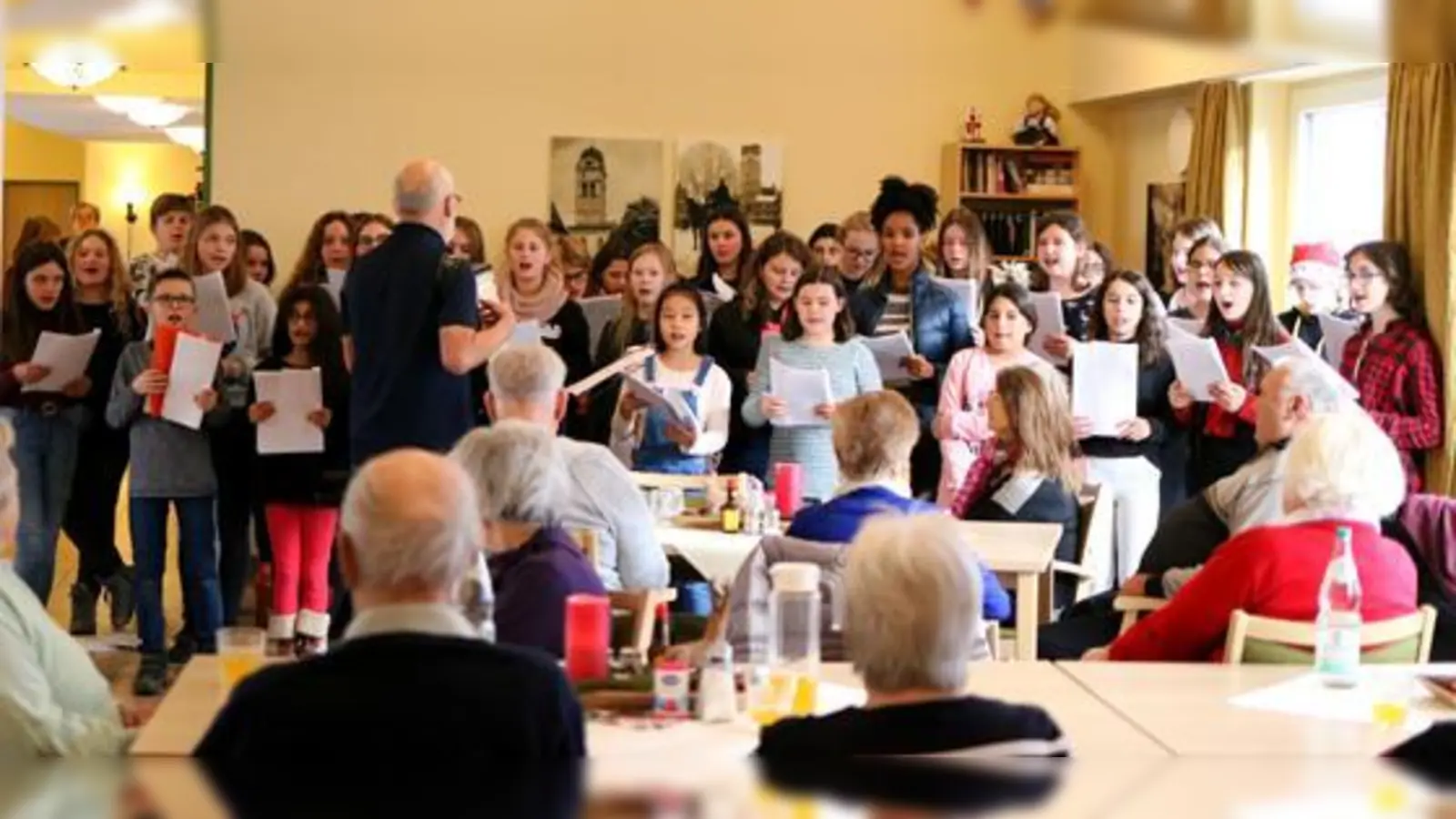 Der Chor der Mittelschule Altenerding bei seinem Auftritt im Pichelmayrs-Seniorenzentrum.  (Foto: VA)