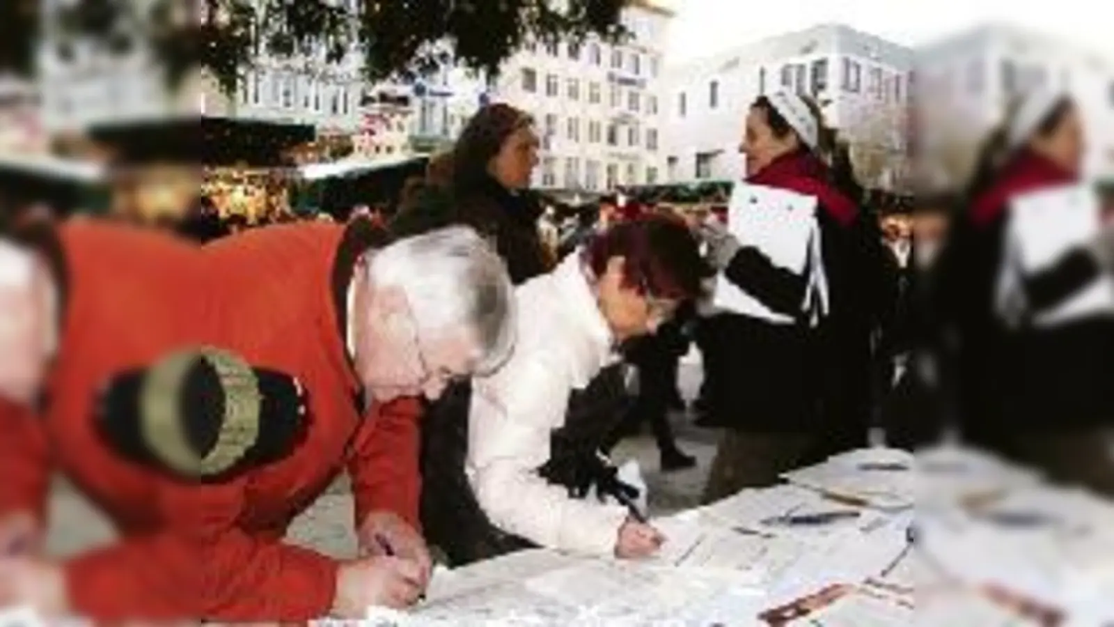 In München sammelt »Commit to Partnership« (re.), in anderen Ländern versucht der Verein, damit Entwicklung aktiv voranzutreiben.	  (Fotos: Verein)