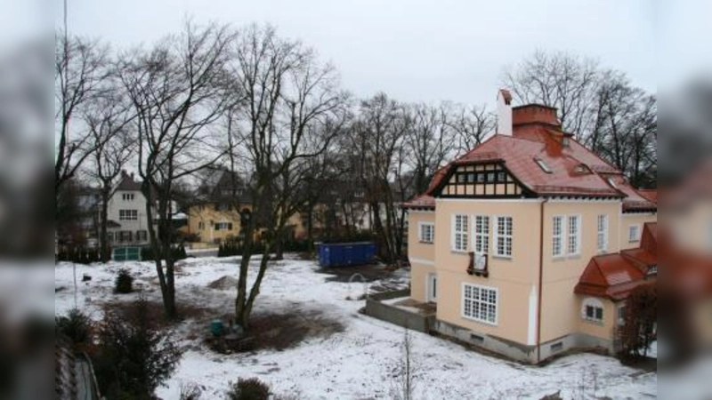 Im Park um die Pasinger Riemerschmid-Villa stehen bald keine Bäume mehr. Nach dem Urteil des Verwaltungsgerichts München darf der neue Eigentümer alles bis auf eine einzelne Kastanie fällen. (Foto: US)
