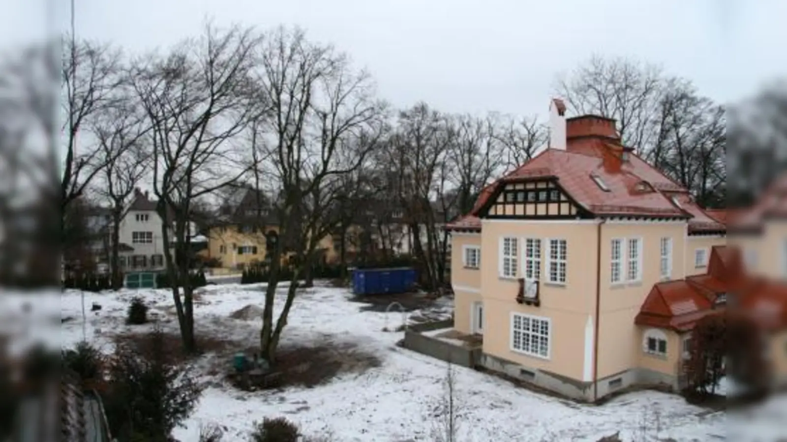 Im Park um die Pasinger Riemerschmid-Villa stehen bald keine Bäume mehr. Nach dem Urteil des Verwaltungsgerichts München darf der neue Eigentümer alles bis auf eine einzelne Kastanie fällen. (Foto: US)