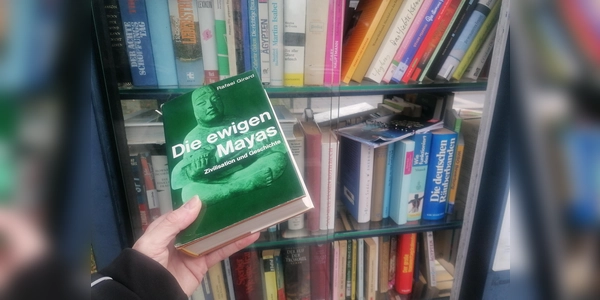 Das Maya-Buch im Bücherschrank Bogenhausen. (Foto: job)