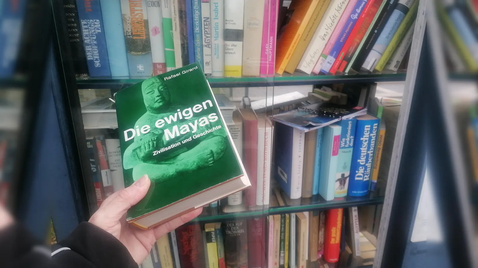 Das Maya-Buch im Bücherschrank Bogenhausen. (Foto: job)