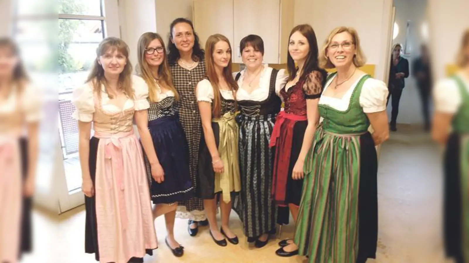 Fesch traditionell! Das Team der neuen BRK KinderKrippe in Grafing zeigt sich von der besten Seite. 	 (Foto: Manke/ BRK)