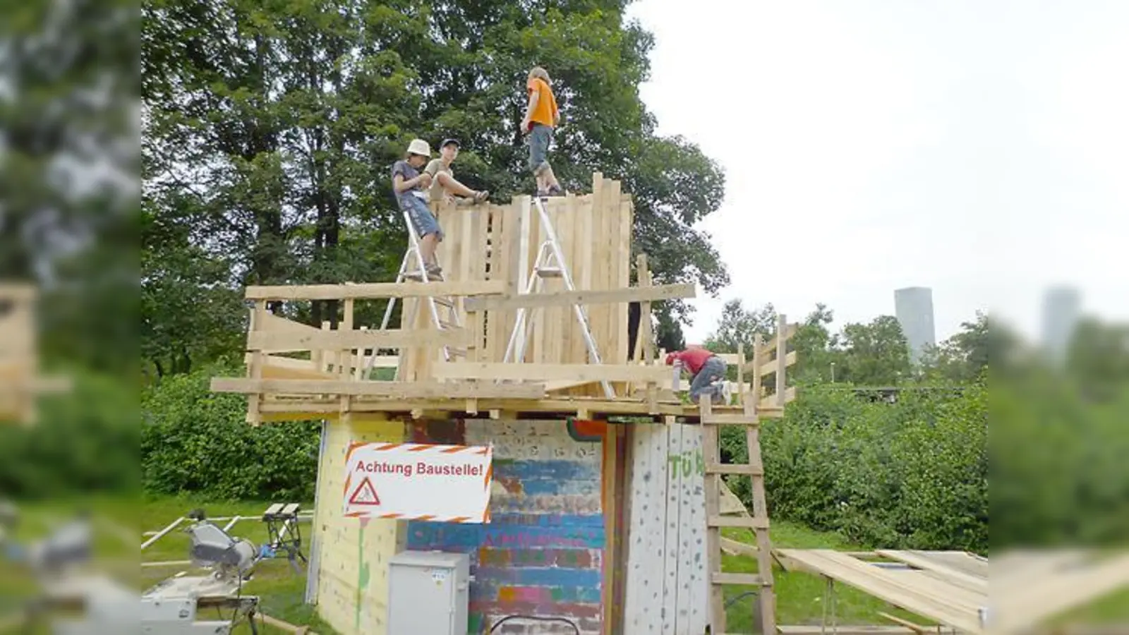 Im Außenbereich von Mini-München können sich die Kinder ein eigenes Haus bauen.  (Foto: qs)