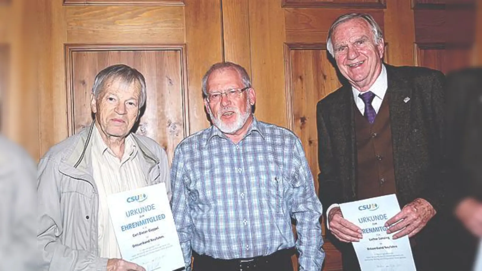 Ehre wem Ehre gebührt: Carl-Dieter Göppel (v. li.), Altbürgermeister und Gemeinderat Gerhard  Michels und Lothar Lenzing.	 (Foto: Sonja Aigner)