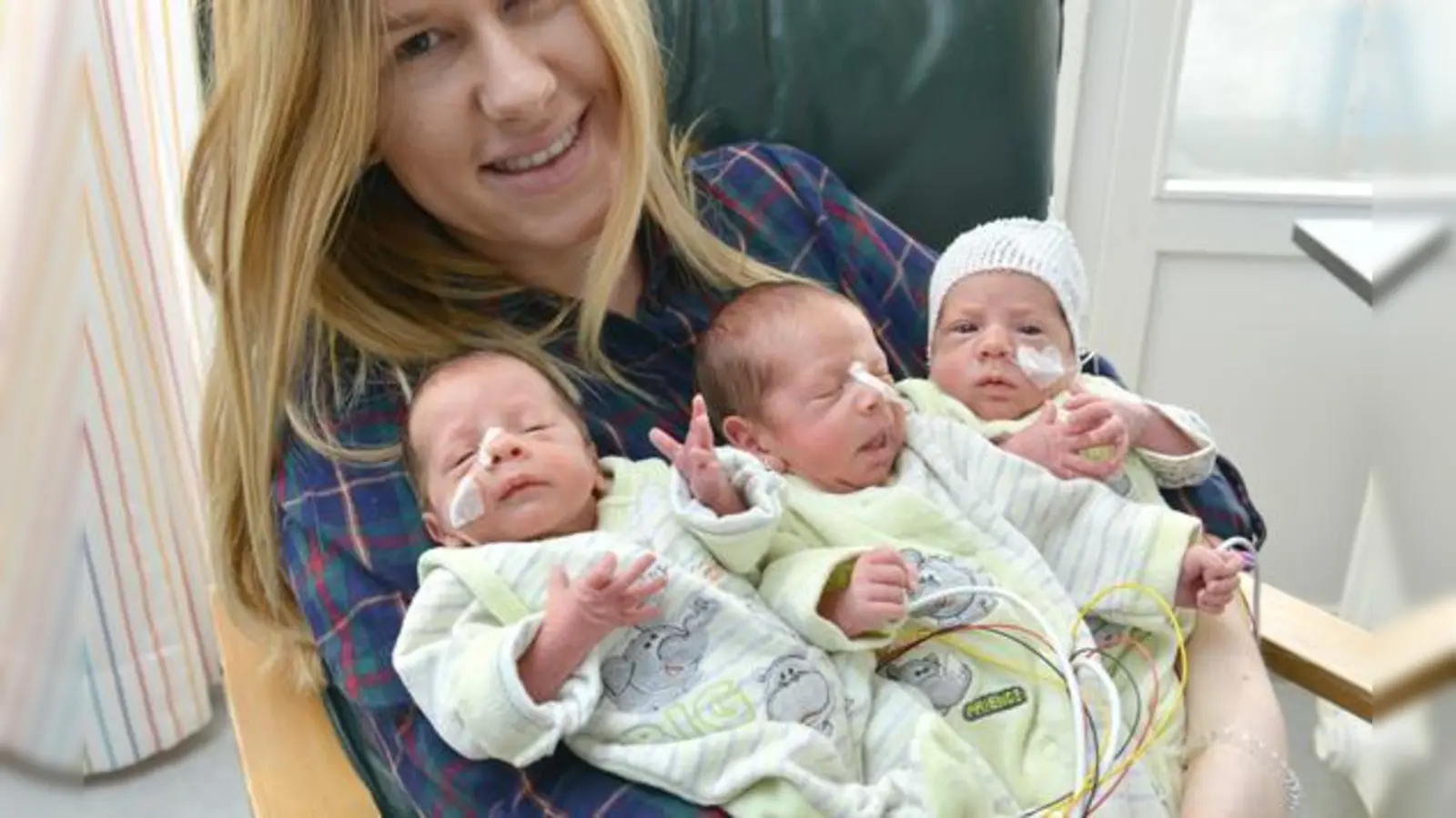 Stolze Dreifachmutter mit ihren Jungs Davud, Damin und Isah (geboren im Klinikum Harlaching Februar 2017)	 (Foto: Klaus Krischock / Städtisches Klinikum München)