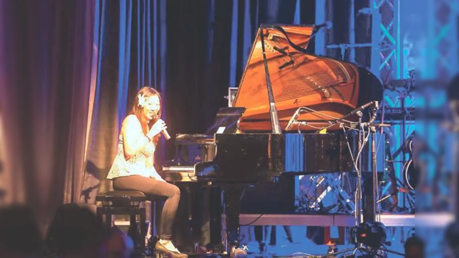 Sängerin und Pianistin Keng Thach spielt am Samstag in Zorneding.	 (Foto: VA)