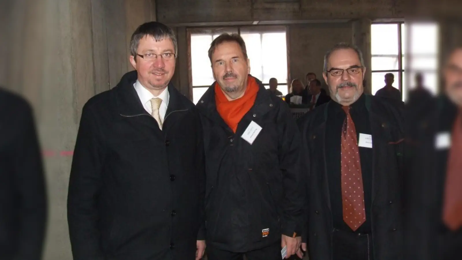 BA-Vorsitzender Christian Müller, Ambiance-Geschäftsführer Heinz-H. Mehring und Peter Dück von Ambiance (v.l.) beim Richtfest (Foto: jk)