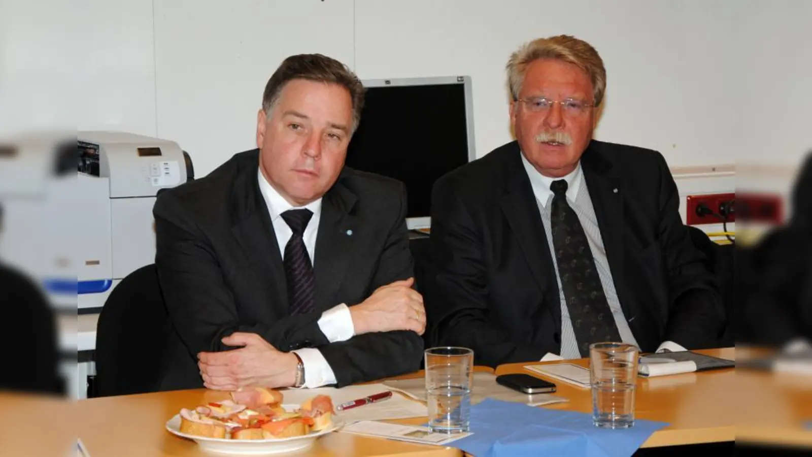 Aufmerksam hörten Staatssekretär Sackmann (links) und der Landtagsabgeordnete Otmar Bernhard den Berichten der Schulmitarbeiter und ihrer Kooperationspartner zu. (Foto: Eva Schraft)