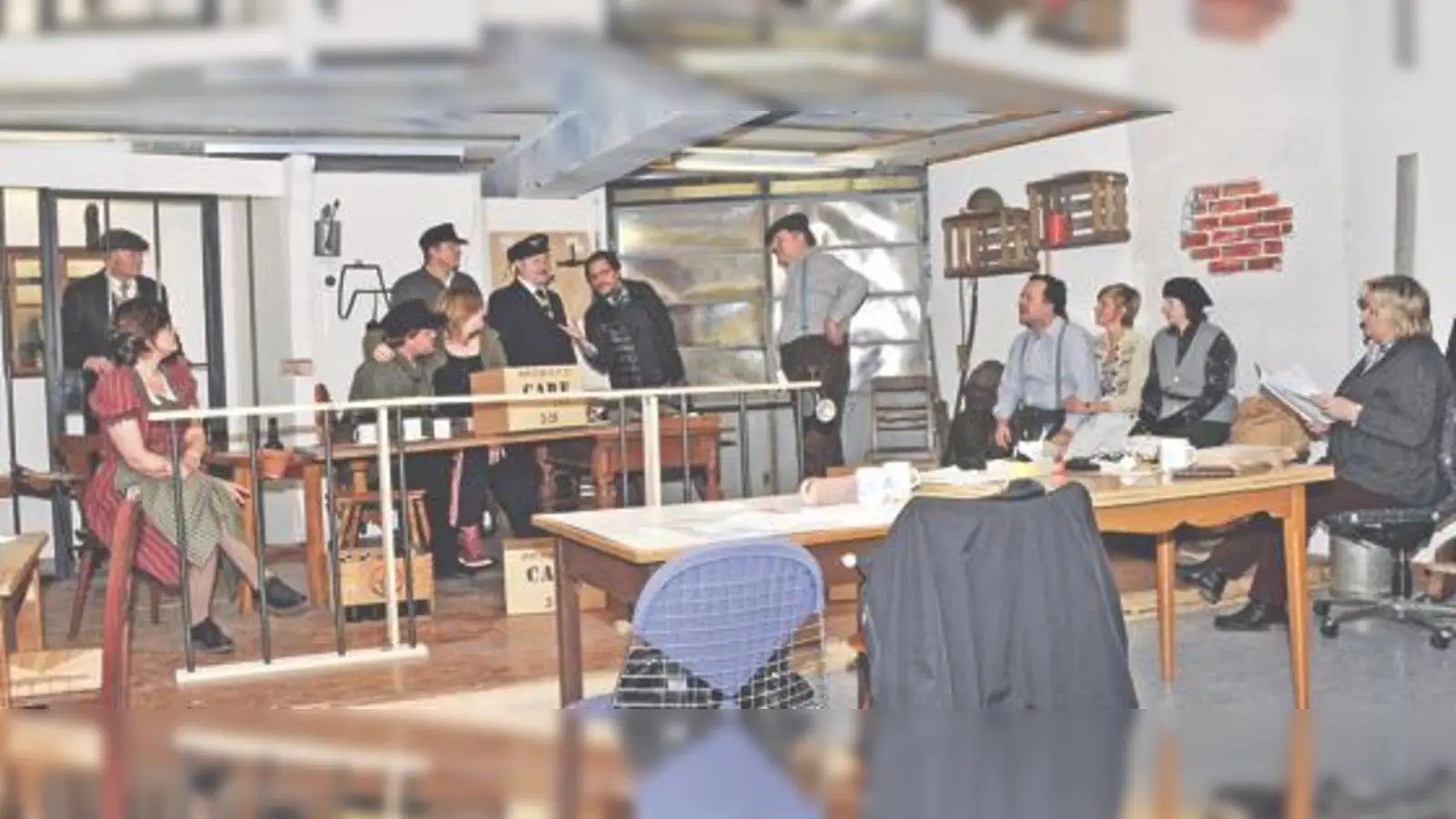 Der Feldkirchner Theaterverein ist fleißig am Proben für sein neues Stück. Regisseur Winfried Frey (Zweiter von rechts) arbeitet mit den Schauspielern noch die letzten Feinheiten aus.	 (Foto: Sybille Föll)