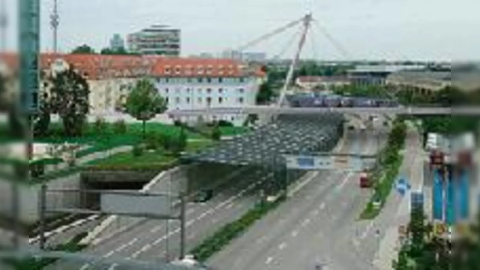 Dieses Bild soll sich den Bürgern ab Ende 2008 bieten: Die Tram 23 überquert den Mittleren Ring über eine Stahlseil-Brücke.  (Montage: Baureferat)