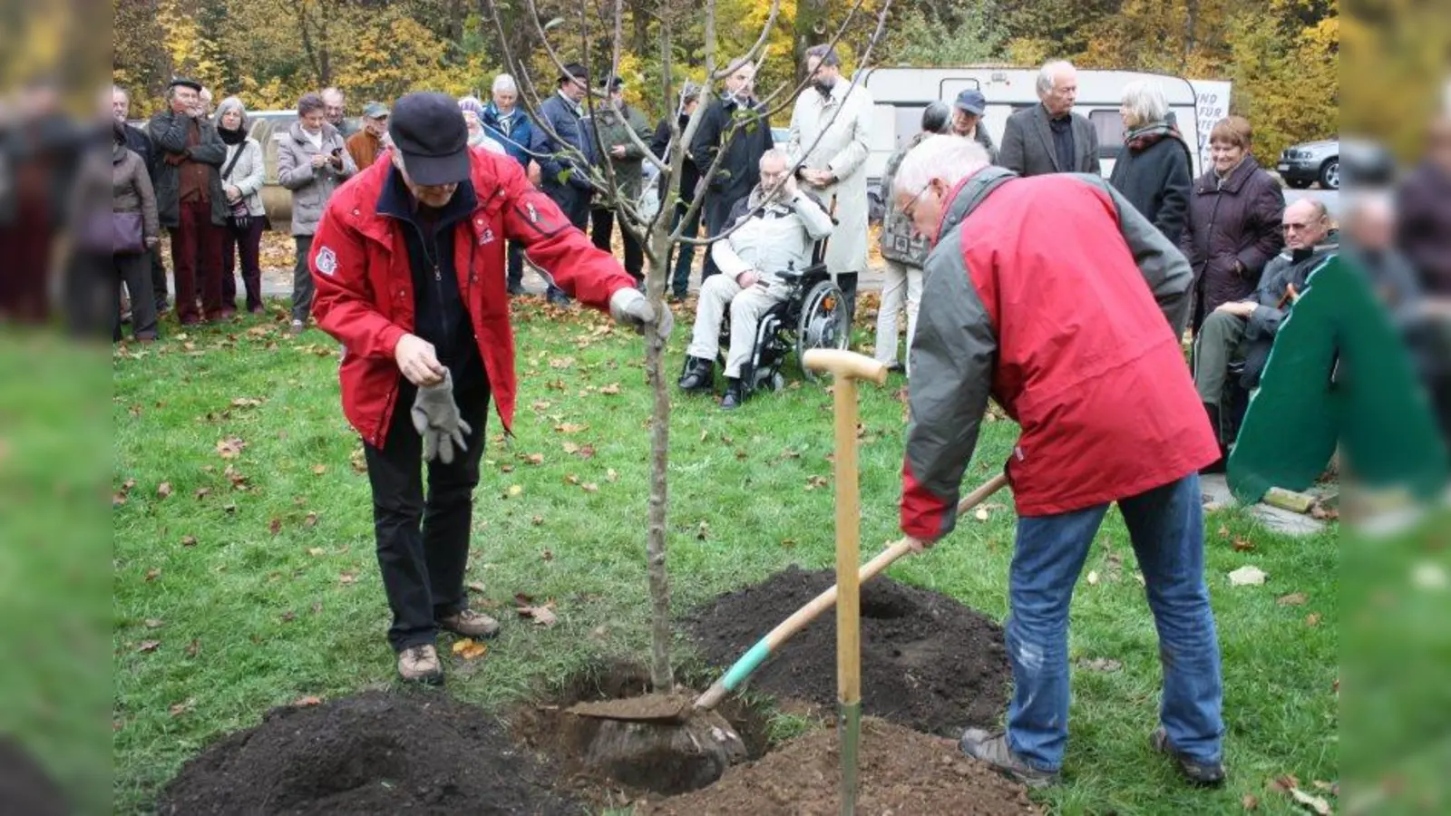 Etliche Haderner waren gekommen, um beim Pflanzen des Apfelbaum dabei zu sein und sich an Volker Wettmann zu erinnern. (Foto: job)
