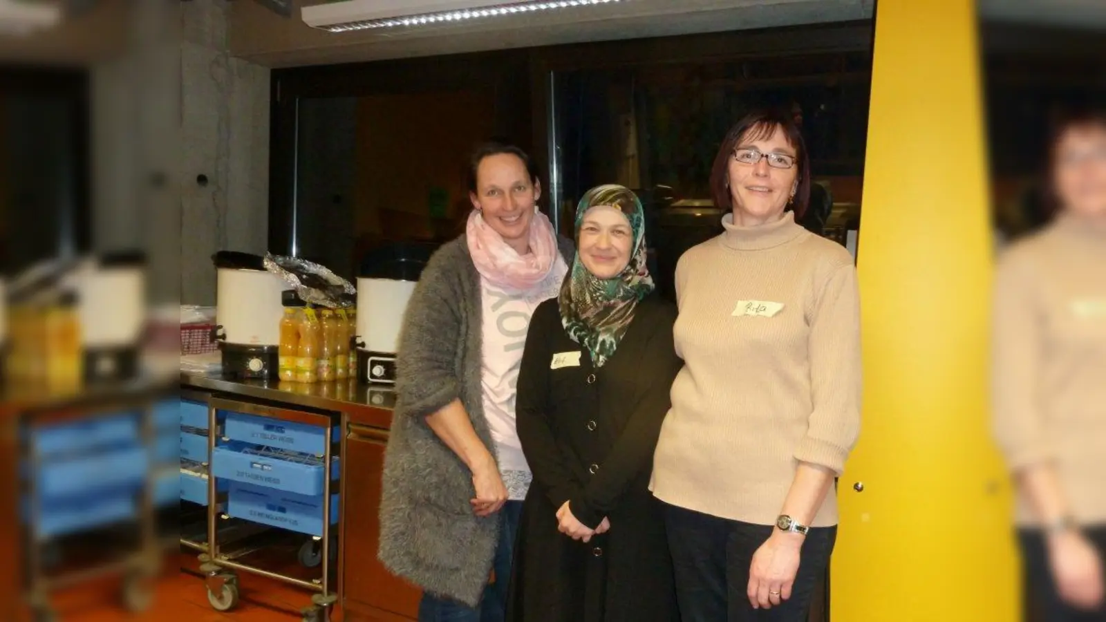 Haben gemeinsam die Kochgruppe organisiert: Elif Yildirim, Frauenvorsitzende der Türkisch-Islamischen Gemeinde München-Allach (Mitte) zusammen mit Monika Ried (l.) und Rita Baier vom Pfarrgemeinderat St. Martin Untermenzing. (Foto: sb)