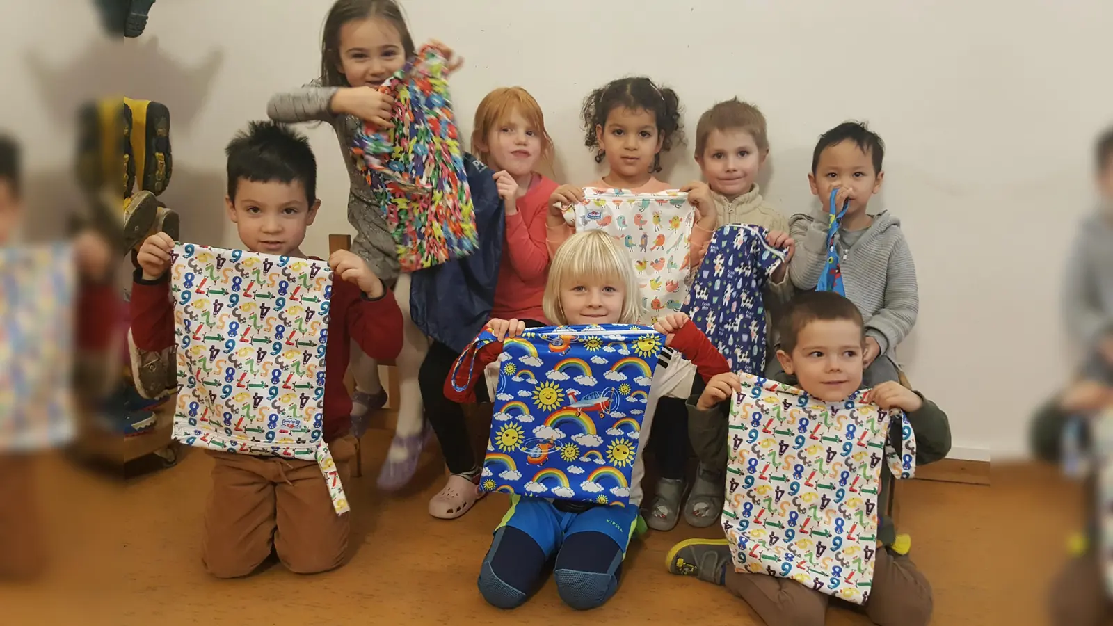 Bunt und lange verwendbar: Einige Kinder der „Zwergelstube” präsentieren stolz ihre Wetbags. (Foto: Kindergarten)