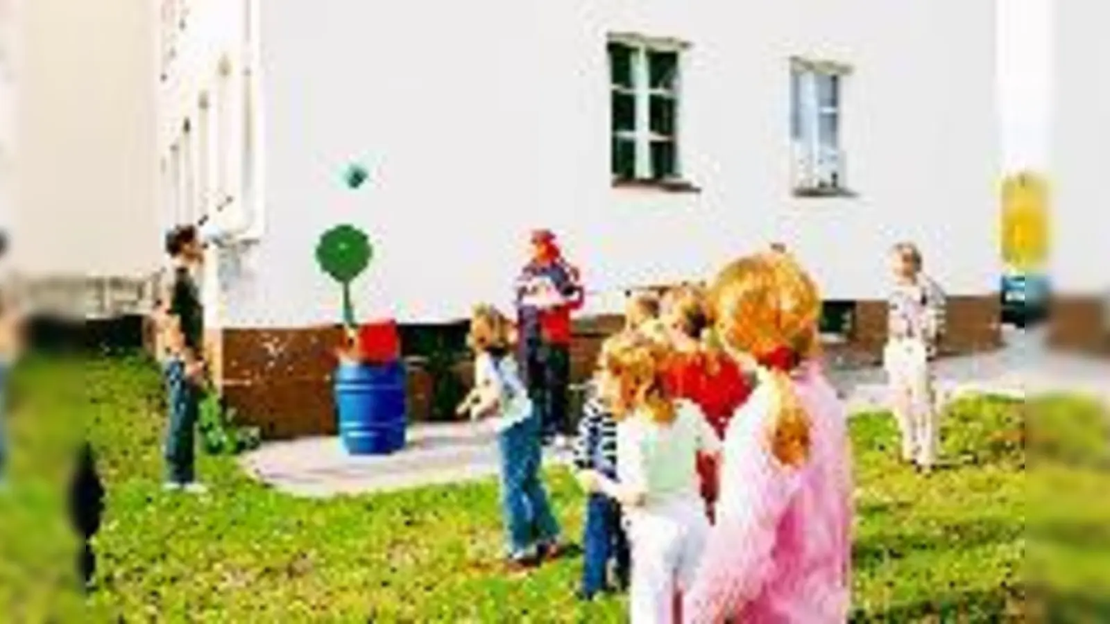 Integration durch Sport: Die neunjährige Irina versucht sich an der Schleuder. Fängt sie den herauskatapultierten Ball, bekommt sie von Otmar Frendl einen Schaumkuss zur Belohnung.	 (Foto: ta)