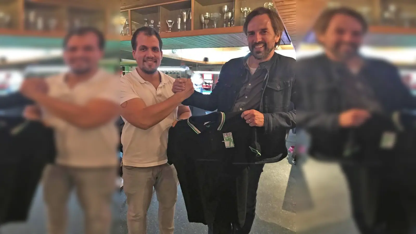 Vorstand Alexander Dinov und Harald Stolka bei der Trikotübergabe.  (Foto: Verein)