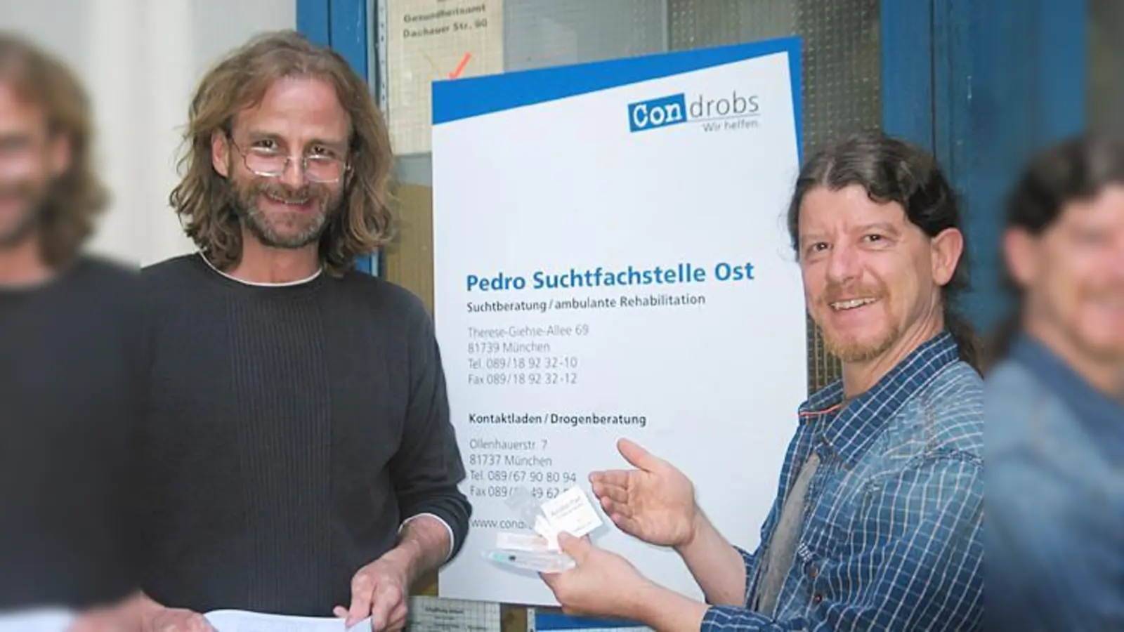 Drogenberater Otto Paetsch und Thomas Krahe von Condrobs bieten Spritzbesteck für Drogenabhängige.  (Foto: aha)