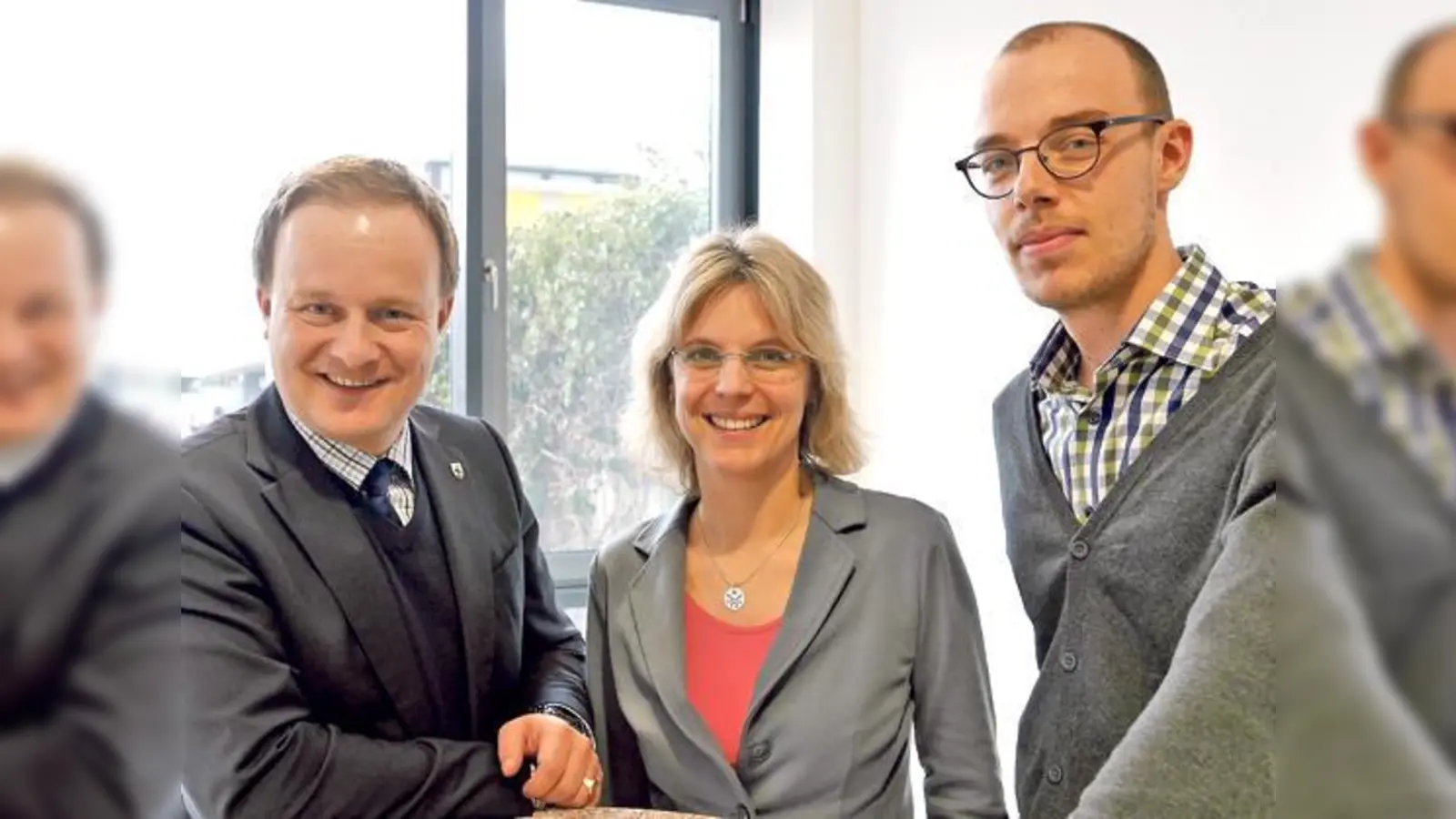 Landrat Robert Niedergesäß, die neue Seniorenbeauftragte Sabine Stöhr und Dominik Redemann (v. l.) arbeiten mit Hochdruck an der Umsetzung des seniorenpolitischen Gesamtkonzeptes. 	 (Foto: Landratsamt)