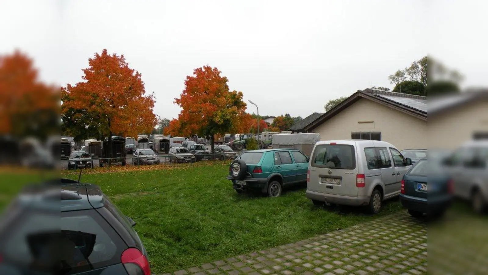 Reger Betrieb herrscht an den Viehmarkt-Tagen nicht nur in der Hochlandhalle, sondern auch auf dem Parkplatz. (Foto: mka)
