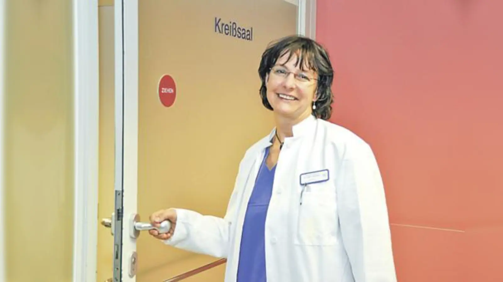 Kommt von München nach Ebersberg: Dr. Ingrid Stocker auf dem Weg zur nächsten Entbindung.	 (Foto: Kreisklinik)