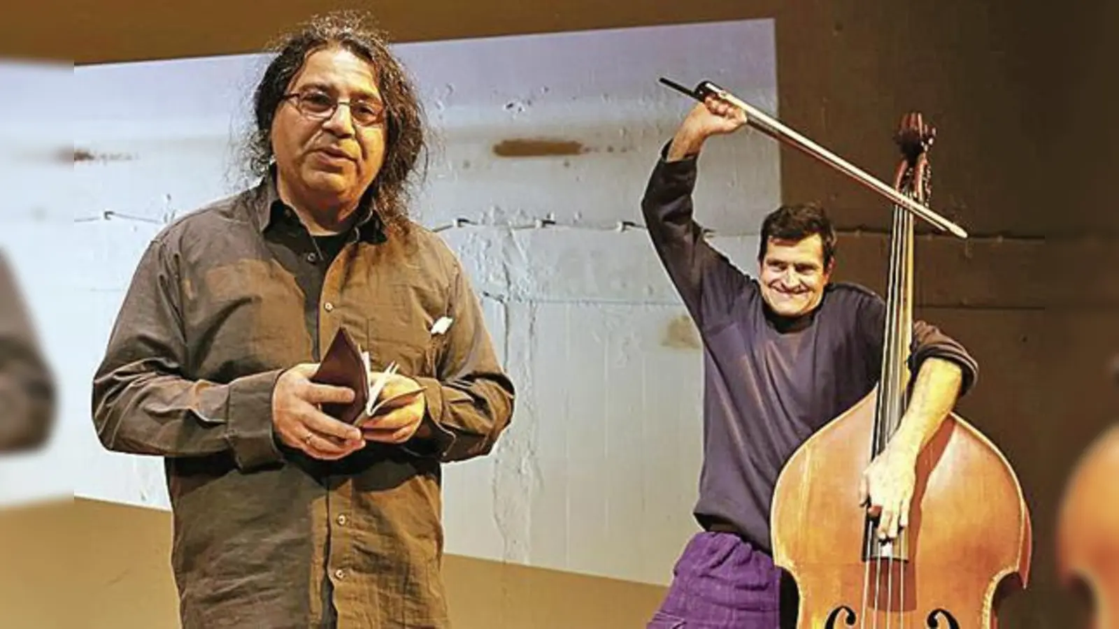 Darioush Shirvani (links) schildert seine Erlebnisse auf der Flucht aus dem Iran, Stephan Lanius musiziert dazu am Kontrabass.  (Fotos: VA)