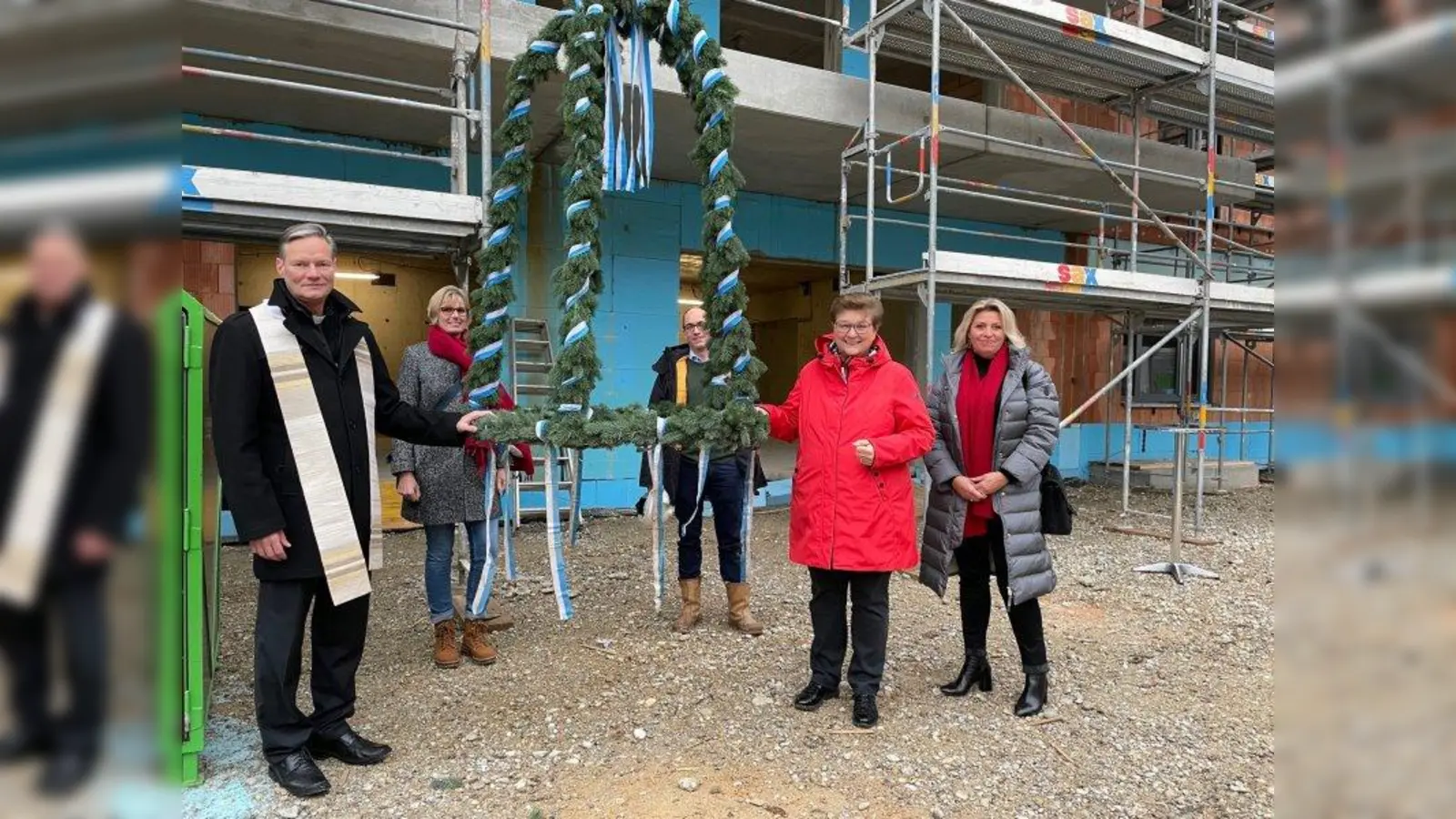 Um die Richtkrone, die später von einem Kran in die Höhe gezogen wurde versammelten sich v.l. Pfarrer Andreas Jaster, B. Weiß, Philipp Lang, Gabriele Stark-Angermeier und Manuela Kreuzmair. (Foto: pst)