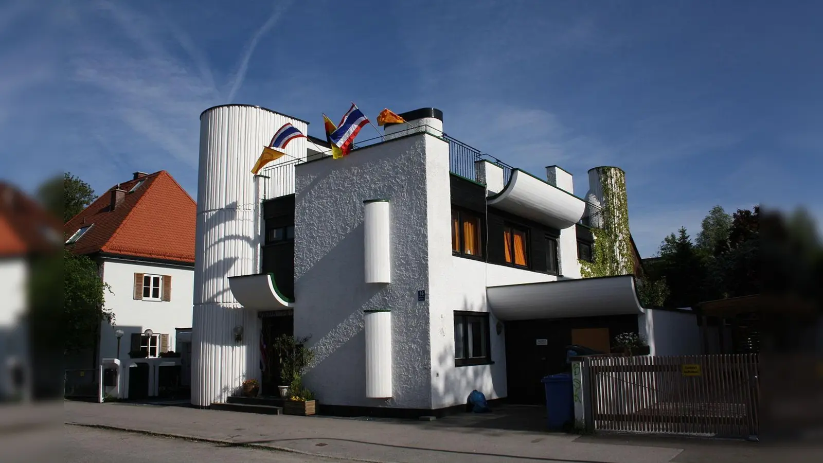 Das 1991 gebaute und heute als Tempel genutzte Gebäude in Ramersdorf. (Foto: X, CC BY-SA 3.0)