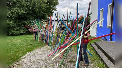 Freuen sich auf die Jahresausstellung: einige der Künstlerinnen und Künstler von KSR mit ihrem farbenfrohen Gesamtkunstwerk. (Foto: KSR)