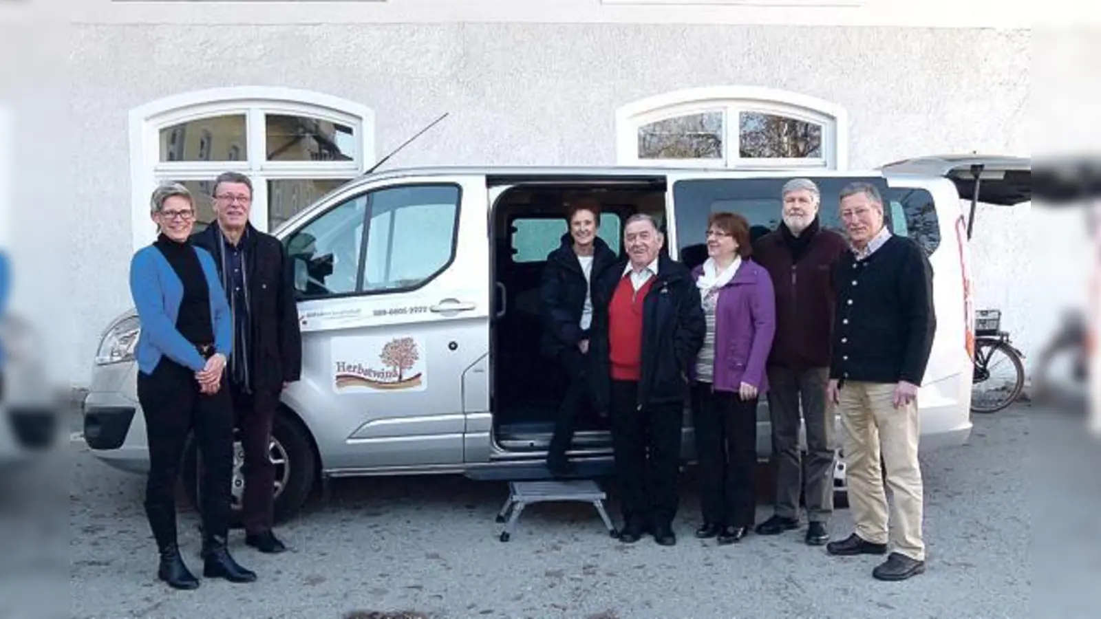 Die Alzheimer Gesellschaft freut sich über die Spende eines neuen Busses für Fahrten von Demenz-Patienten: (v. l.) Katrin Jaeger, Jürgen Hoerner, Elisabeth Landeck, Willi Riedmann, Ingrid Schmidt-Endraß, Hans-Dieter Renner und Dieter Senninger.  (F: hw)