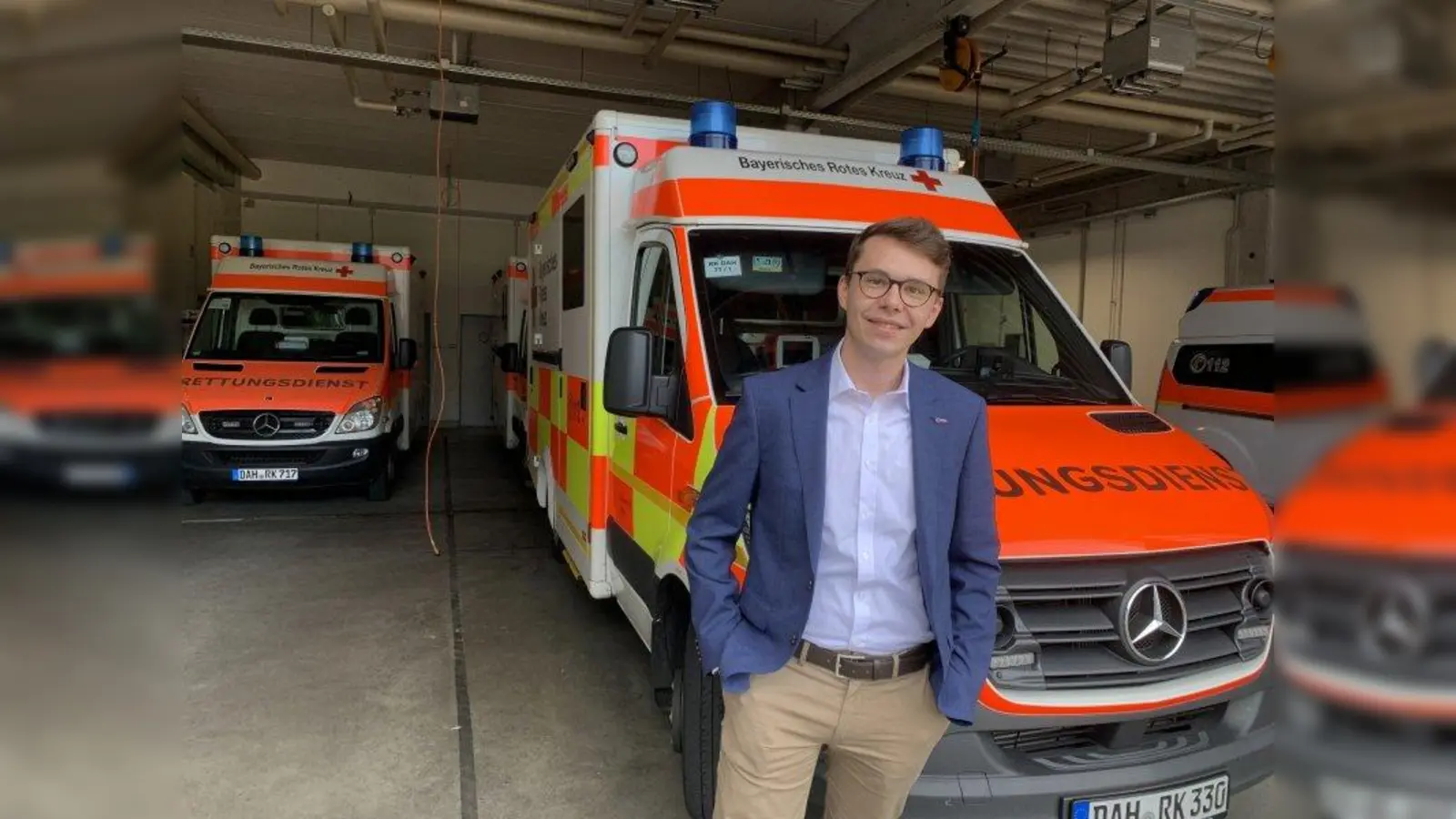 Dennis Behrendt in der Rettungswache Gröbenried. (Foto: BRK Dachau)