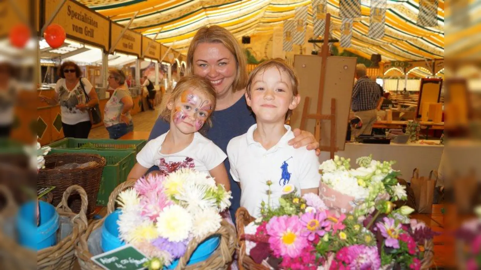 Monika Hagl verkaufte regionale Produkte aus ihrem Aubinger Hofladen. Ihre Kinder Anna und Maxi helfen. (Foto: pst)