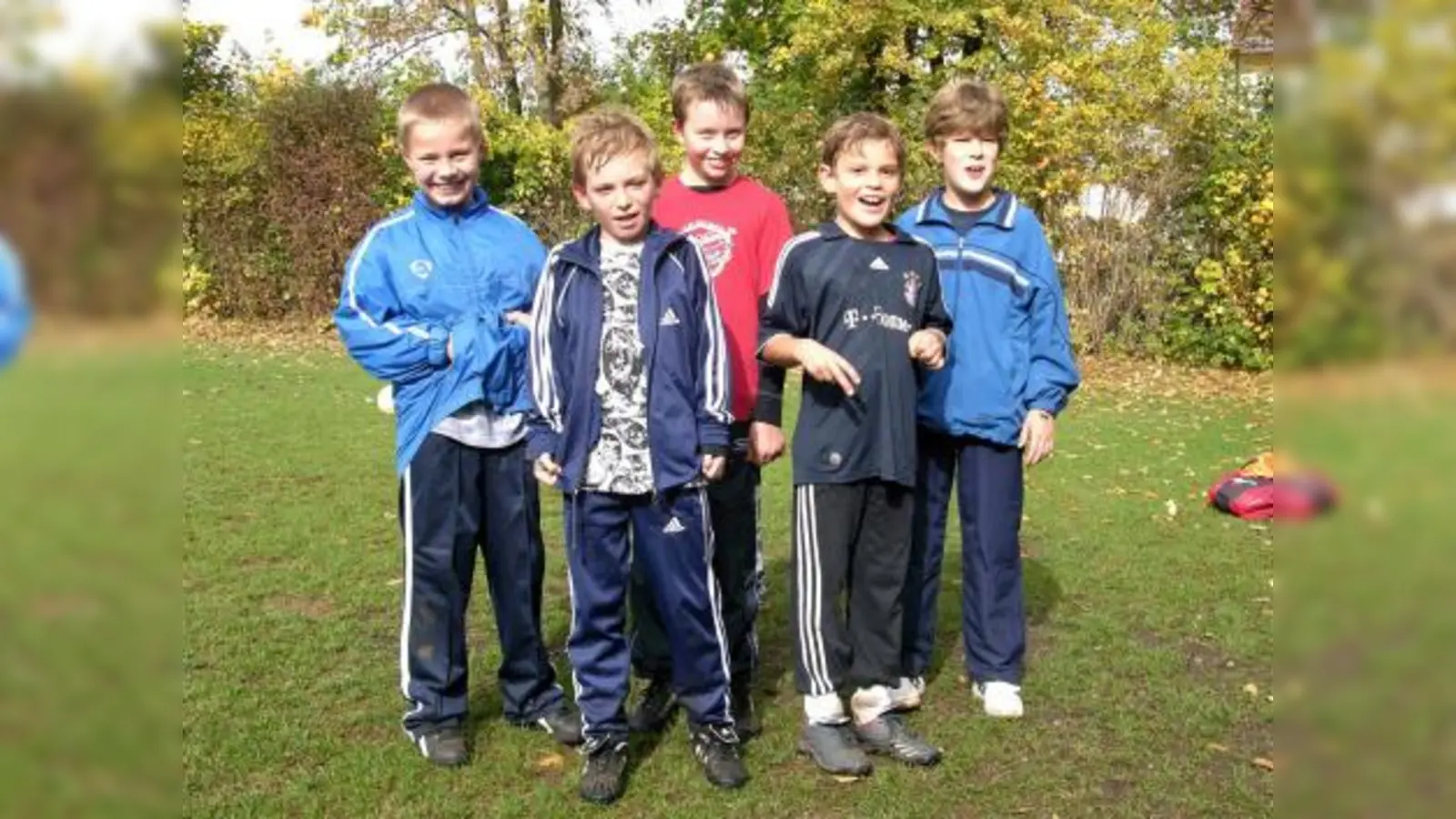 Über ein paar neue Mitspieler würden sich diese fünf fußballbegeisterten Jungs sehr freuen. (Foto: pi)