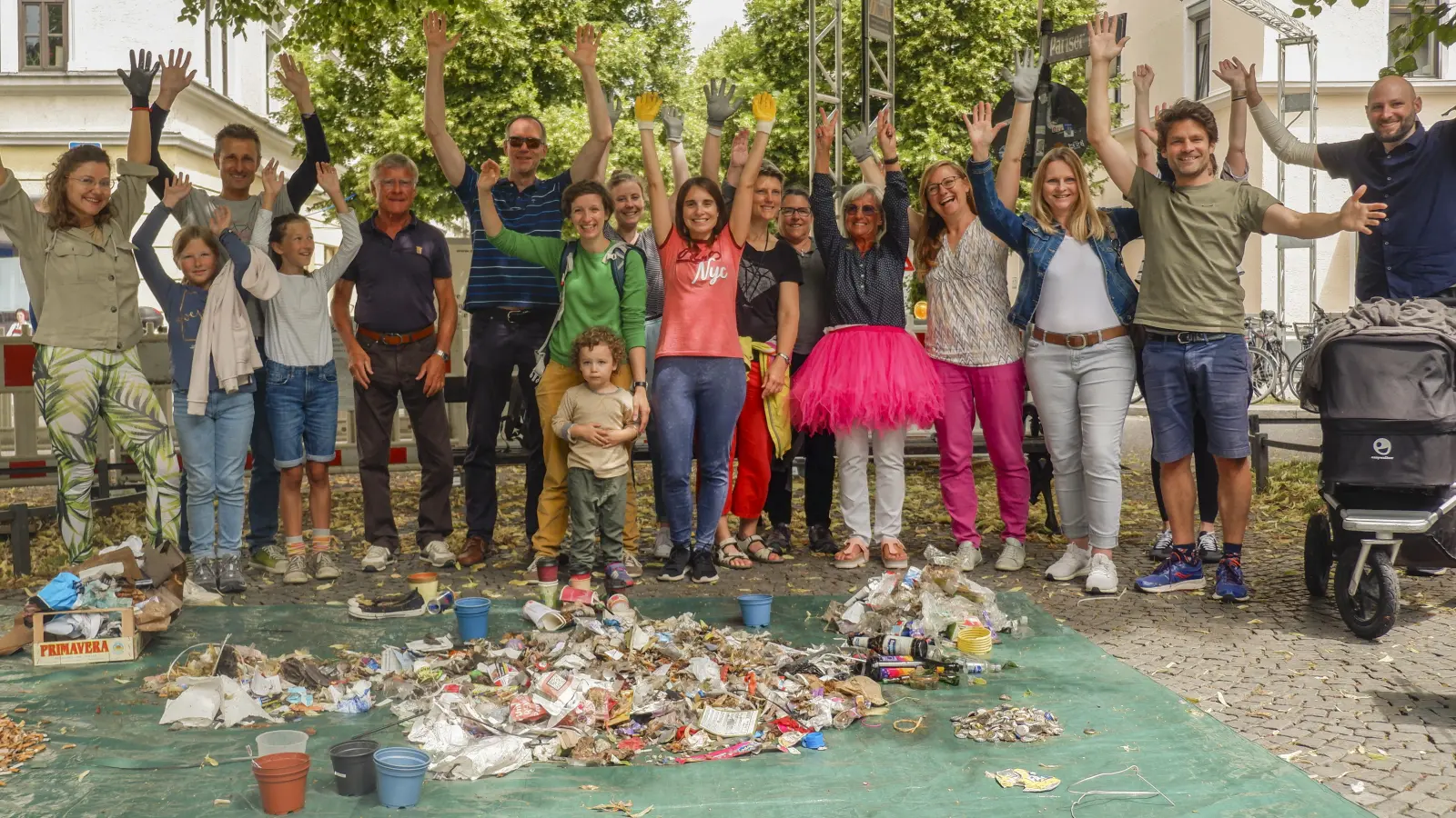 Die Müllfrei-Meile von rehab republic gab es schon am Pariser Platz (Bild) sowie am Gärtnerplatz. Jetzt kommt das Projekt an den Moosacher Stachus. (Foto: rehab republic e.V.)