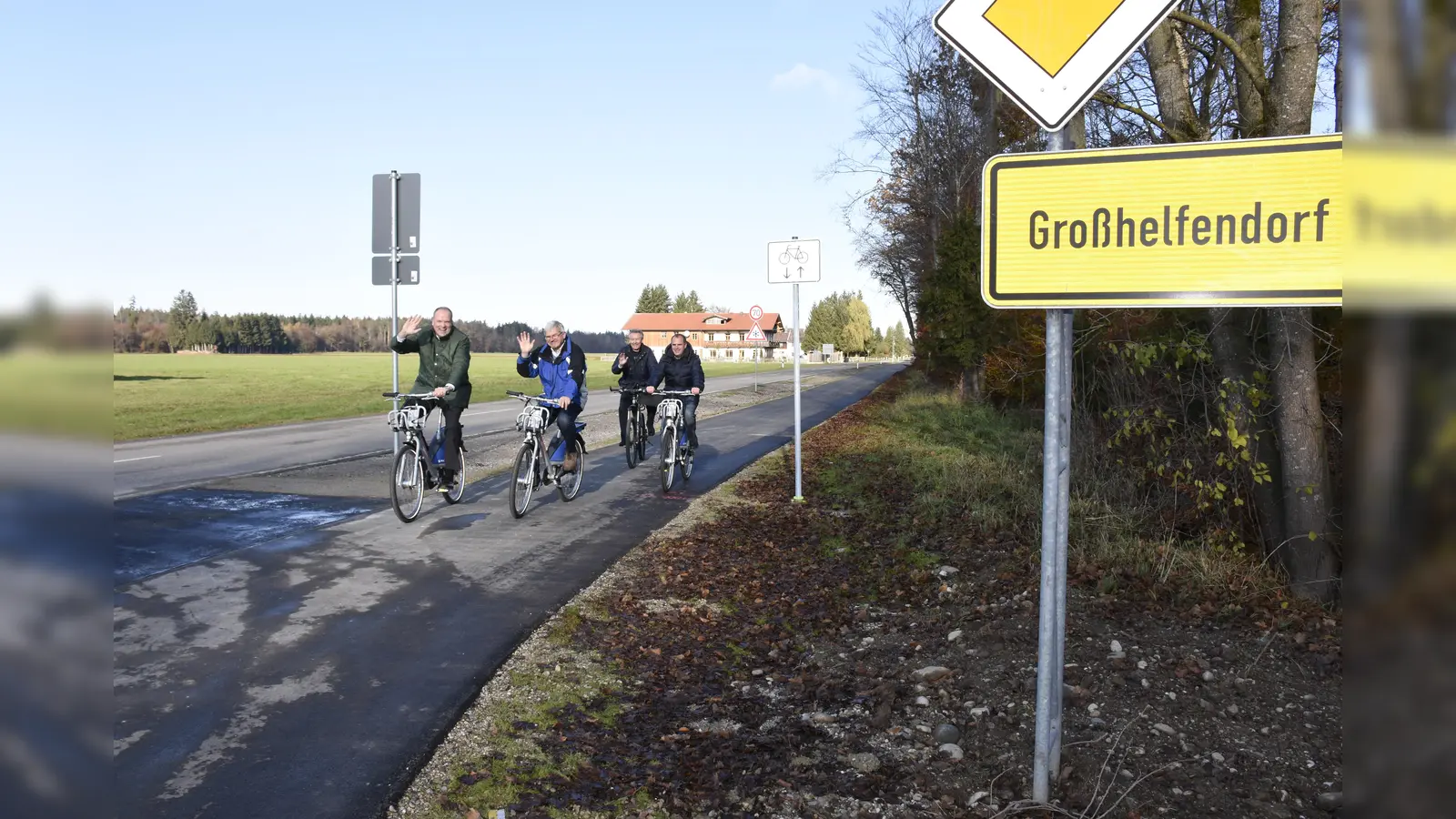 Bei schönstem Sonnenschein begaben sich Landrat Christoph Göbel und Ayings Erster Bürgermeister Johann Eichler zusammen mit Planer Josef Gruber- Buchecker und Stephan Rößle (v.l.) von der ausführenden Baufirma Swieteslky auf Testfahrt. (Foto: VA)