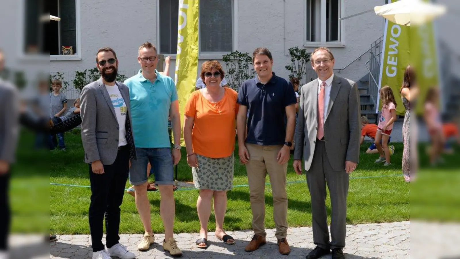 Eröffneten gemeinsam den neuen Innenhof des Horts „Die Buntstifte“: Michael Hardi, Marcus Erbach, Martina Mößner, Markus Lutz und Max Straßer, Gewofag-Geschäftsführer (von links). (Foto: Gewofag)