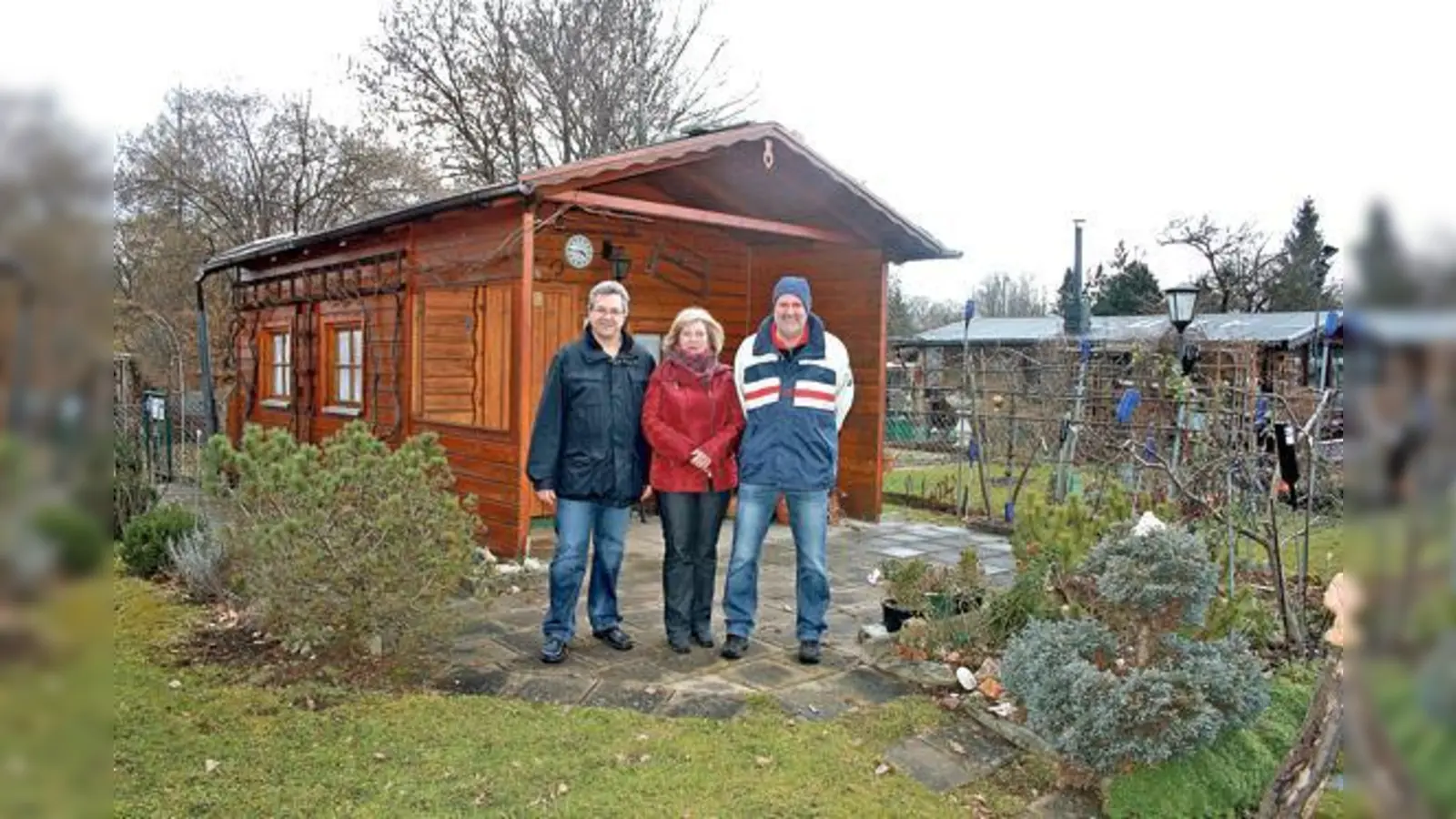 Roland Beck, Ursula Poller und Rudolf Lucka (v.l.) bangen um die Zukunft der Kleingartenanlage in der Hartmannshofer Straße.	 (Foto: Julia Stark)