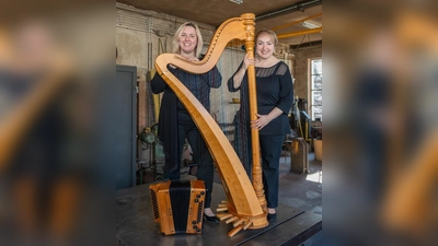 Kommen als „Duo Grandl” in den Pfarrstadel Weßling: Irmi Schubauer (l.) und Elisabeth Grandl. (Foto: Stefan Gaar)
