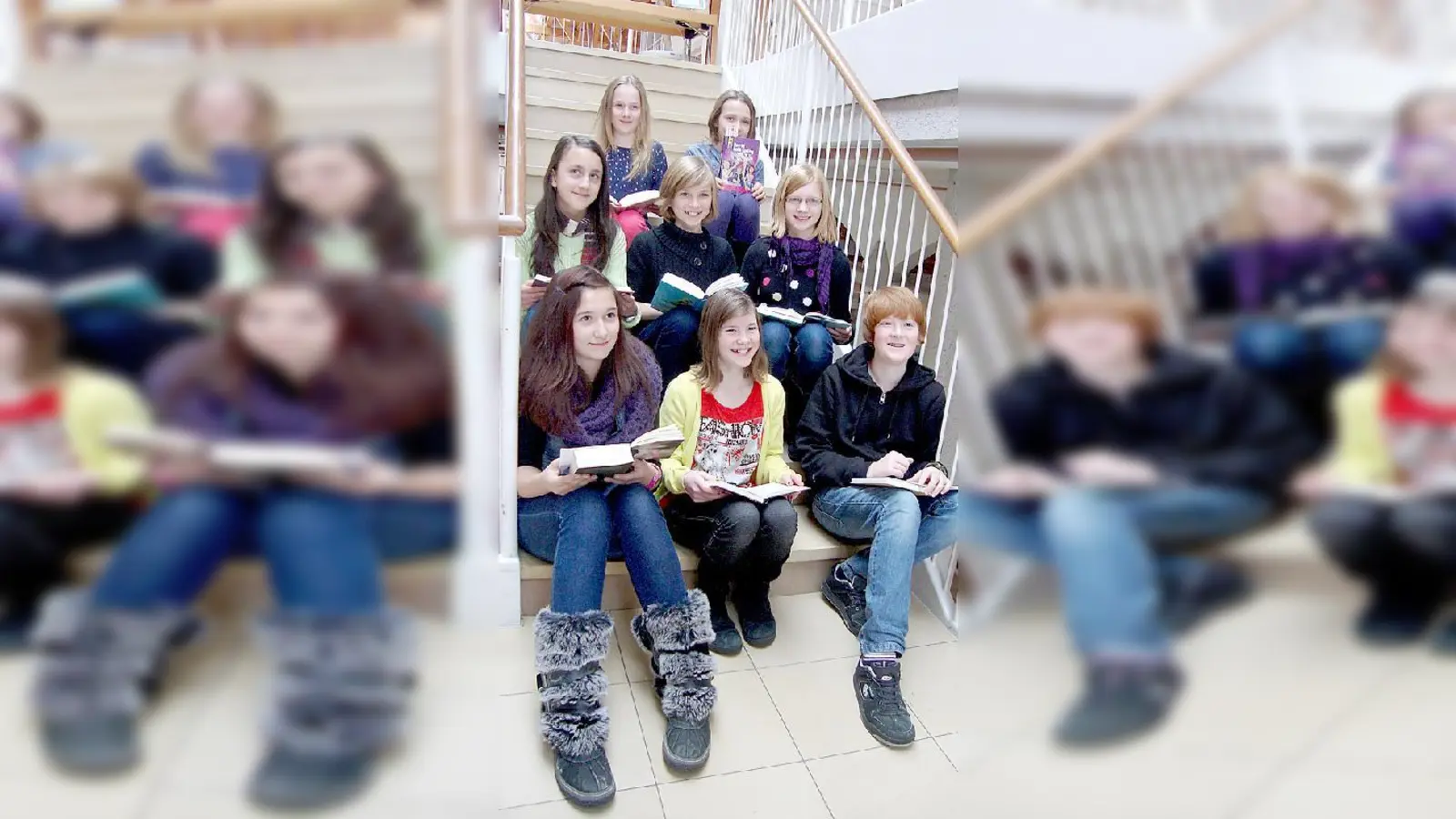 Die Teilnehmer des Kreisentscheids (v.l.): Annika Schneider und Viktoria Eisenhut (oben), Maria Luisa Haudek (Siegerin), Anabel Gahse und Clara Rebhan (Mitte), Lisa-Marie Kadyk, Johanna Schwab und Thomas Willberger (unten).  (Foto: Gemeindebibliothek)