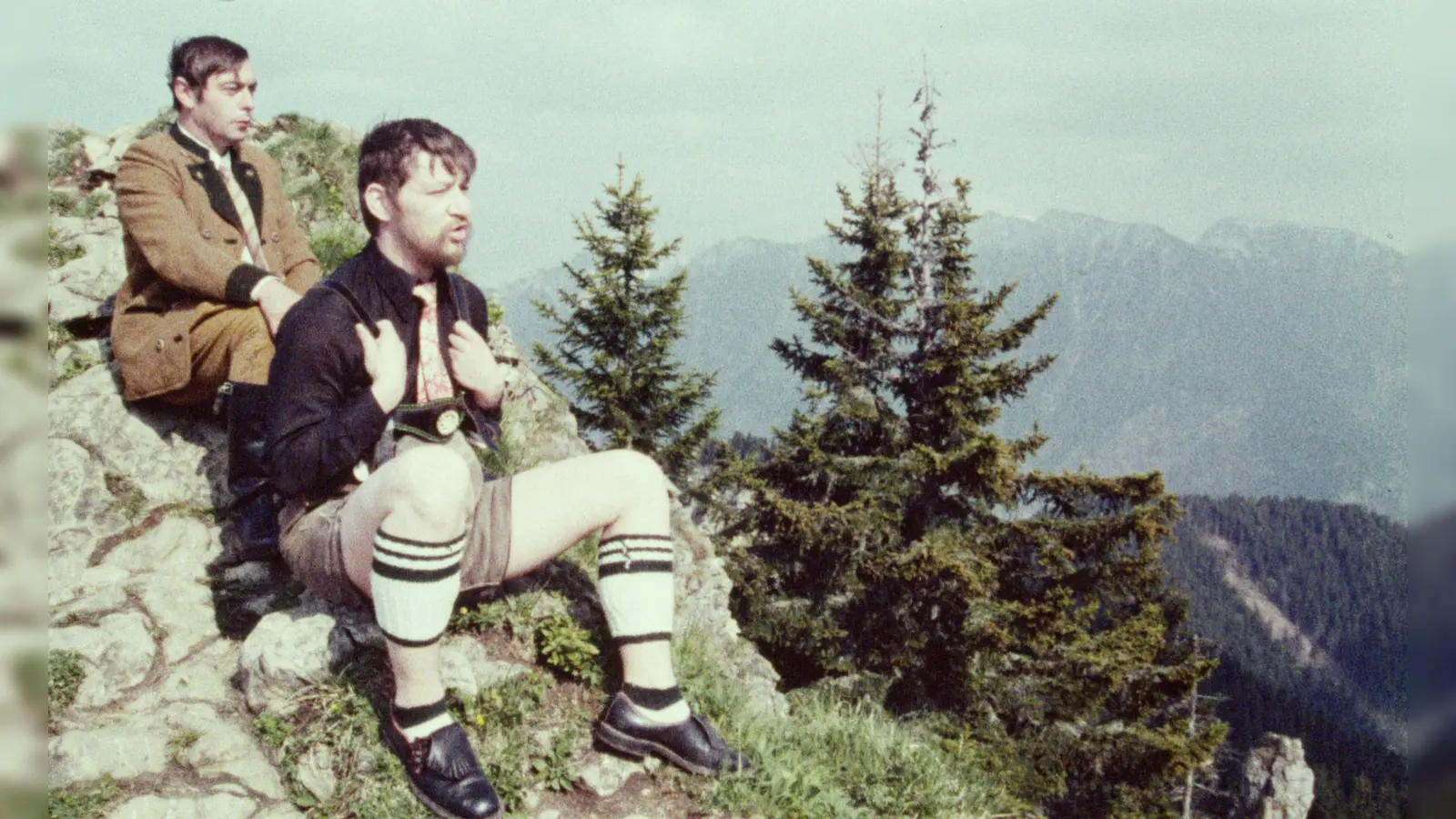 „Adolf und Marlene” thematisiert eine fiktive Leidenschaft Hitlers für Marlene Dietrich. Fassbinder gibt hier Göring vor Alpenpanorama.  (F.: © Rainer Werner Fassbinder Foundation)