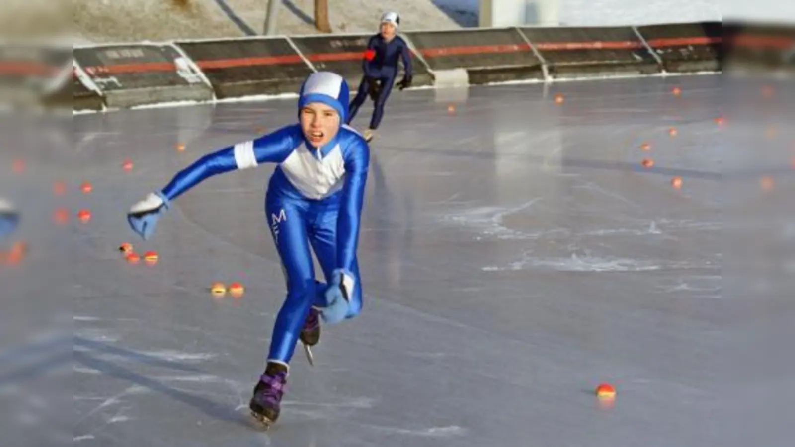 Beim Eisschnelllauf-Wettkampf treten Teilnehmer aus 5 Nationen gegeneinander an. <br>Foto: Alfred Vollmer
