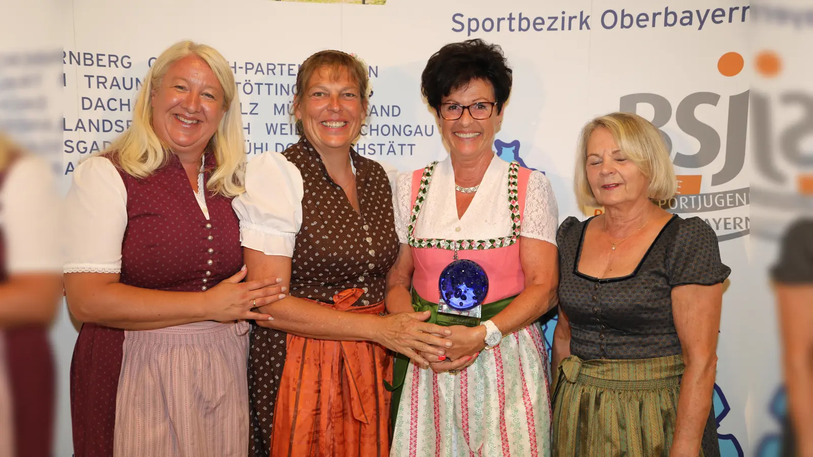 Von links: Claudia Daxenberger (BLSV Bezirksvorsitzende), Elke Baumgärtner (BLSV Kreisvorsitzende München-Land), Preisträgerin Barbara Fesl und Kloty Schmöller (Präsidiumsmitglied des BLSV). (Foto: BLSV)