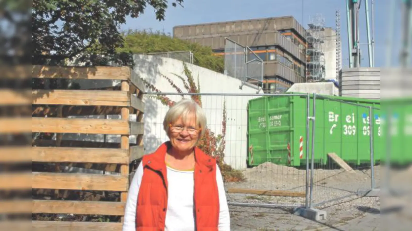 Die stellvertretende BA 10-Vorsitzende Kathrin Koop (SPD) auf Ortsbesichtigung vor der Groß- und Dauerbaustelle an der Gerastraße. 	 (Foto: Julia Stark)