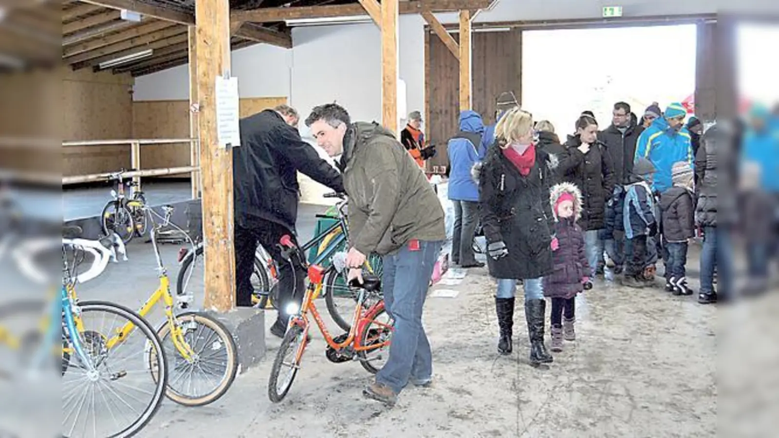 Beim Benefiz-Flohmarkt der Ebersberger SPD in der Volksfesthalle nahmen viele Anbieter und Käufer teil. 	 (Foto: privat)