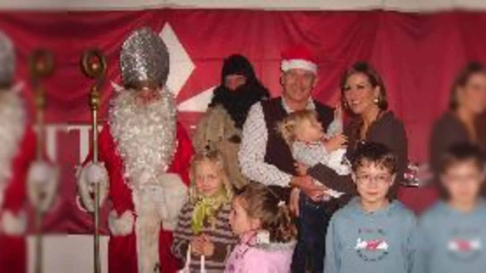 Groß und Klein freuten sich mit Objektleiter Erwin Jakob (2.v.re.hi.) über den Besuch vom Nikolaus.  (Foto: BB)