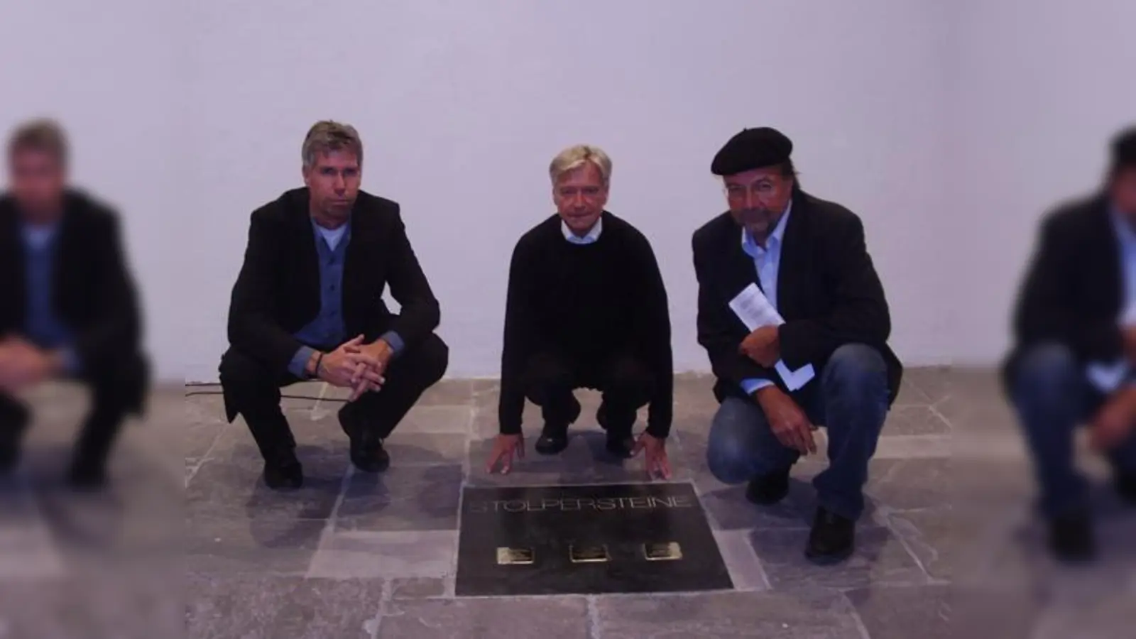Anfang Oktober wurden drei Stolpersteine verlegt, unterstützt von Andreas Heusler, Stadtarchiv, Reiner Bernstein, Initiative Stolpersteine, und Klaus Bäumler, ehemaliger BA-Vorsitzender (v. li.).	 (Foto: Archiv)