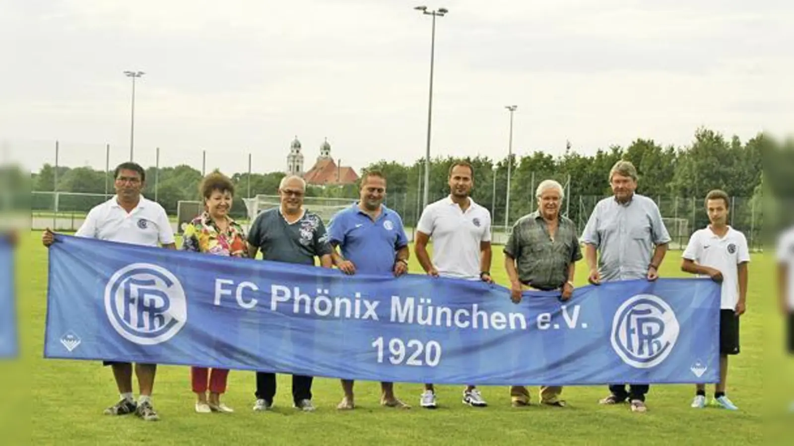Sie alle stehen hinter dem Konzept des FC Phönix: Aydin Türedi, Elzbietha Prankl, Dieter Prankl, Serhan Polat, Davor Mucic, Robert Kögl, Lothar Rasthofer und Martin Prankl (v. l.).	 (Foto: js)