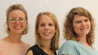 Helfen mit, für eine sichere Wiesn zu sorgen (von links): Kristina Gottlöber (IMMA e.V.), Lisa Löffler (Beratungsstelle Frauennotruf München) und Manuela Soller (AMYNA e.V.). (Foto: Sichere Wiesn für Mädchen* und Frauen*)