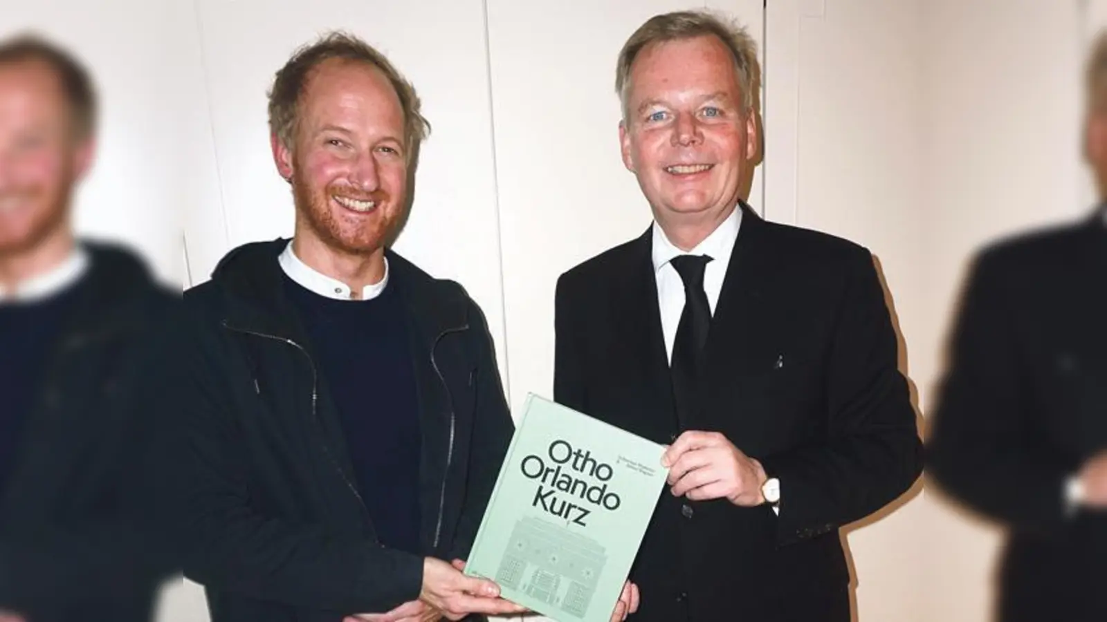 In die Grünwalder Porträts, XIII, fand auch Professor Kurz Einzug. Sebastian Multerer und Bürgermeister Jan Neusiedl bei der Buchvorstellung. 	             (Foto: Gemeinde Grünwald)